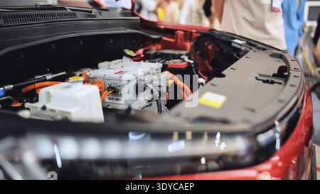 Motore di un veicolo elettrico con invertitore di potenza in una mostra sulla tecnologia dell'auto Foto Stock