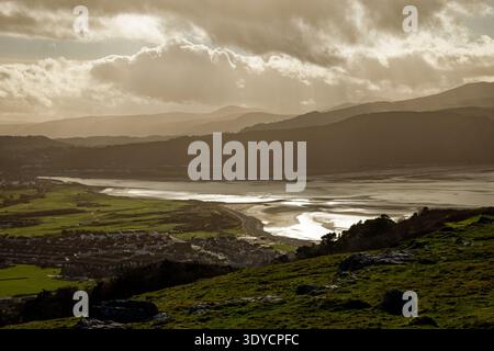 Vista dal Great orme attraverso Westshore a Llandudno fino all'estuario di Conwy e alle lontane montagne di Snowdonia, Galles del Nord. Foto Stock