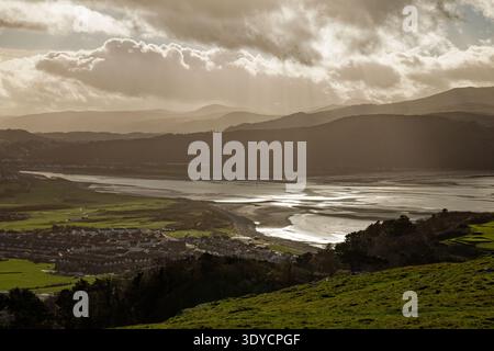 Vista dal Great orme attraverso Westshore a Llandudno fino all'estuario di Conwy e alle lontane montagne di Snowdonia, Galles del Nord. Foto Stock