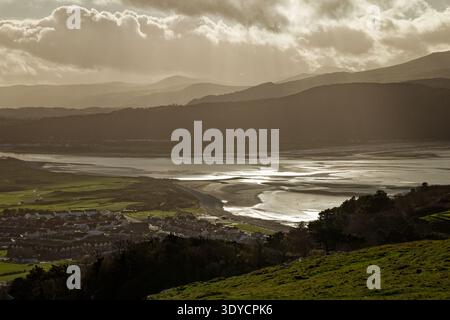 Vista dal Great orme attraverso Westshore a Llandudno fino all'estuario di Conwy e alle lontane montagne di Snowdonia, Galles del Nord. Foto Stock