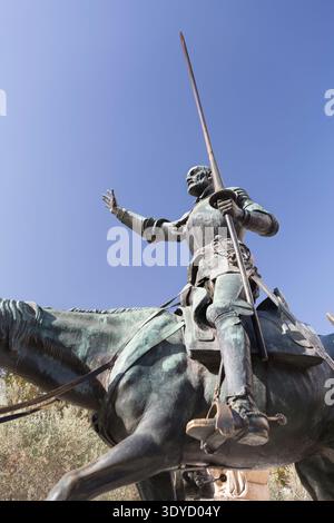 Vista dall'angolo basso della statua in bronzo di Don Chisciotte sul suo cavallo presso il Monumento Cervantes a Madrid, Spagna. Foto Stock