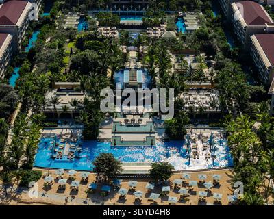 Vista aerea del lussuoso resort sulla spiaggia e delle piscine di Geger Beach, Nusa Dua Foto Stock