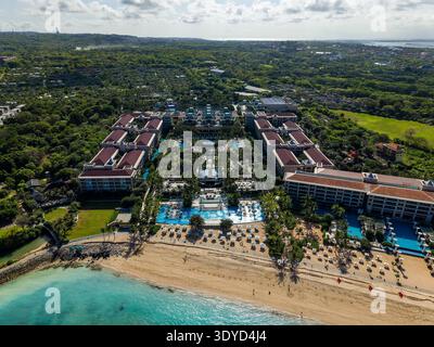 Ampio resort di lusso sul fronte spiaggia con piscine, spiaggia di sabbia e oceano tropicale Foto Stock