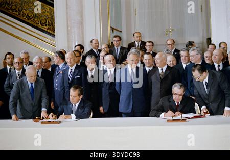 Questa storica fotografia del 1972 cattura il presidente degli Stati Uniti Richard Nixon e il segretario generale dell'Unione Sovietica Leonid Brezhnev firmando lo storico trattato contro i missili antibalistici (ABM) e il primo trattato di limitazione strategica delle armi (SALT i) a Mosca. Circondato da funzionari di entrambe le nazioni, l'evento segnò un significativo momento di distensione durante la guerra fredda. Foto Stock