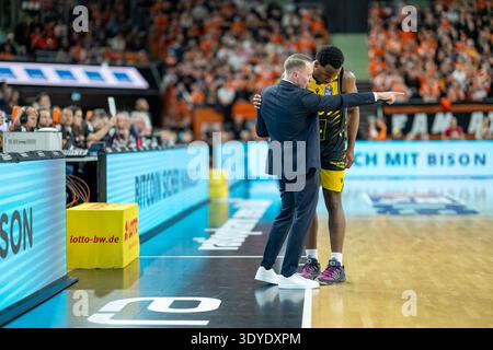 Mikko Riipinen (MHP RIESEN Ludwigsburg, Head-Coach), Maxwell Temoka (MHP RIESEN Ludwigsburg, #39), GER, ratiopharm Ulm vs. MHP Riesen Ludwigsburg, Basketball Bundesliga, easycredit BBL, 22. Spieltag, Spielzeit 2025/2026, 06.03.2026, foto: Eibner-Pressefoto/Sascha Walther Foto Stock