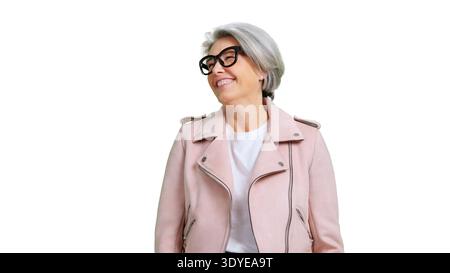 Donna matura sorridente che indossa giacca e occhiali rosa Foto Stock