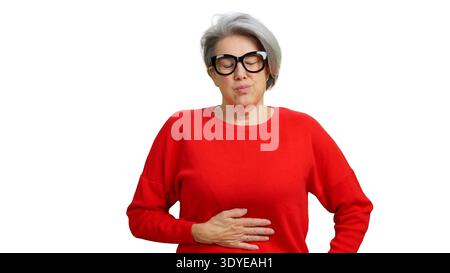 Donna anziana che soffre di mal di stomaco e indigestione Foto Stock