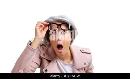 Donna anziana che reagisce con sorpresa e bocca aperta Foto Stock