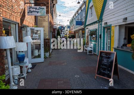 Rehoboth Beach Delaware USA-10 15 2025: I pedoni camminano attraverso il pittoresco vicolo del centro commerciale Penny Lane, con negozi e boutique locali. Foto Stock