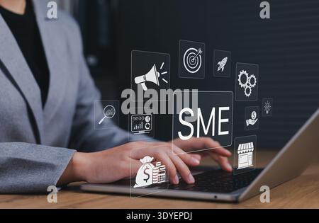 Concetto di crescita delle piccole e medie imprese. Imprenditore che gestisce strategia di marketing digitale, finanza, analisi e sviluppo aziendale utilizzando la tecnologia dei notebook Foto Stock