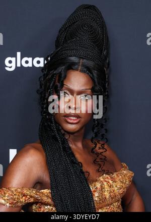 Beverly Hills, Stati Uniti. 6 marzo 2026. BEVERLY HILLS, LOS ANGELES, CALIFORNIA, USA - 05 MARZO: Symone arriva al 37° GLAAD Media Awards annuale tenutosi al Beverly Hilton Hotel il 5 marzo 2026 a Beverly Hills, Los Angeles, California, Stati Uniti. (Foto di Xavier Collin/Image Press Agency) credito: Image Press Agency/Alamy Live News Foto Stock