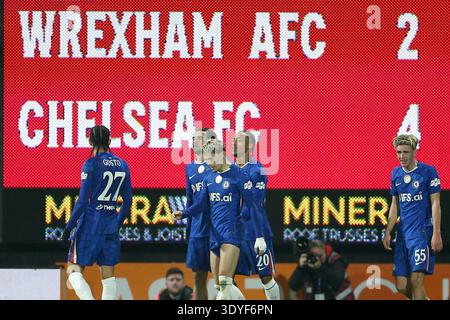 Wrexham, Regno Unito. 7 marzo 2026. Joao Pedro di Chelsea (20) festeggia con i suoi compagni di squadra dopo aver segnato il 4° gol della sua squadra, mentre il tabellone mostra il punteggio finale. Emirates fa Cup 5° round match, Wrexham contro Chelsea al STōK CAE Ras di Wrexham, Galles, sabato 7 marzo 2026. Questa immagine può essere utilizzata solo per scopi editoriali. Solo per uso editoriale, .pic di Chris Stading/ credito: Andrew Orchard fotografia sportiva/Alamy Live News Foto Stock