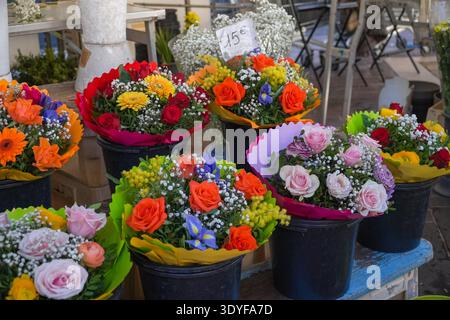 Mercato di Cours Saleya, Nizza, Francia. Mazzi di fiori freschi e colorati esposti in vendita al famoso mercato all'aperto di Vieux Nice. Foto Stock