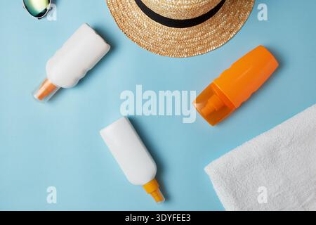 Crema solare, crema per cappelli, bottiglia per crema solare, crema solare, bottiglia per lozione, conchiglie. Accessori da spiaggia. Concetto di vacanza estiva. Estate Foto Stock