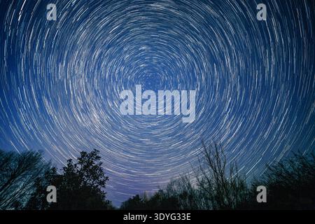 Star Trails, intorno a Polaris, preso alla riserva naturale di Hauxley, marzo 2026 Foto Stock