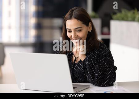 Allegra giovane donna professionale del Medio Oriente che lavora con un notebook Foto Stock