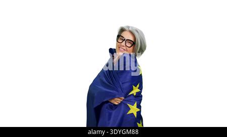 Donna matura che abbraccia la bandiera dell'Unione europea mostrando unità Foto Stock