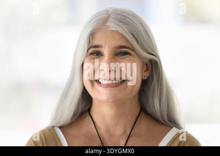 Foto ravvicinata della testa di una donna di mezza età che sorride caldamente alla fotocamera Foto Stock