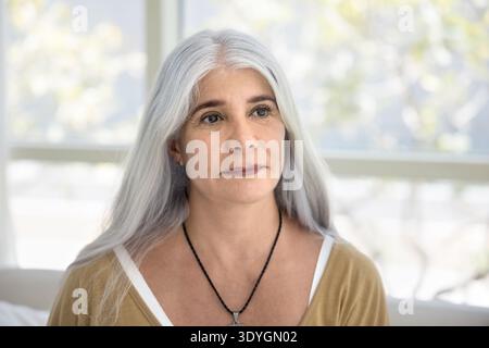 Primo piano di una donna pensiva matura che guarda lontano Foto Stock