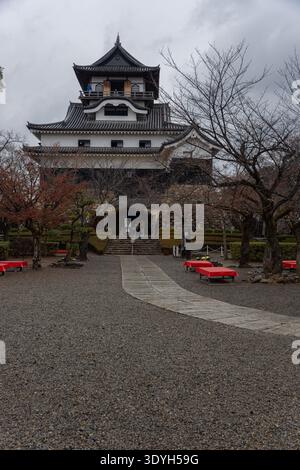 Vista frontale dello storico castello di Inuyama nella prefettura di Aichi, Giappone, catturato in un giorno coperto, che mette in risalto la tradizionale architettura in legno Foto Stock