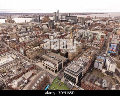 Vista aerea del Merseyside del centro di Liverpool che mostra il paesaggio urbano sotto un ampio cielo aperto. Foto Stock