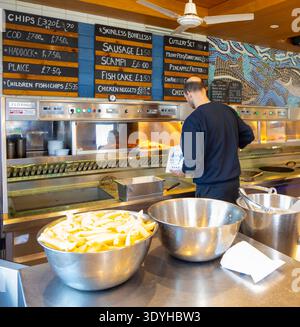 All'interno della tradizionale Aldeburgh Fish and Chip Shop, 226 High Street, Aldeburgh, Suffolk, Inghilterra, REGNO UNITO Foto Stock