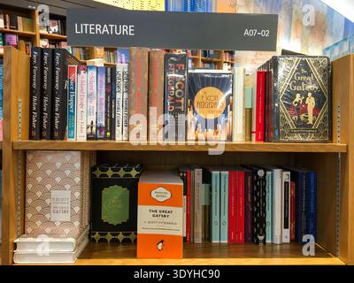 Sezione di letteratura in una libreria moderna con cartellonistica. Foto Stock