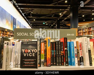 Sezione Scienze sociali in una moderna libreria con cartellonistica. Foto Stock