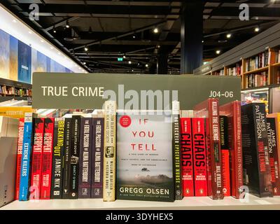 Sezione True Crime in una moderna libreria con cartellonistica. Foto Stock