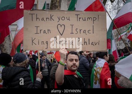 Londra, Regno Unito. 7 marzo 2026. I manifestanti iraniani anti-regime e pro-monarchia si riuniscono a Whitehall per celebrare la recente morte di Ali Khamenei, l'ex leader supremo dell'Iran. Khamenei è stato assassinato il 28 febbraio durante gli attacchi missilistici statunitensi e israeliani su larga scala contro l’Iran, nell’ambito dell’“operazione Epic Fury”, una guerra finalizzata al cambio di regime. Crediti: Guy Corbishley/Alamy Live News Foto Stock