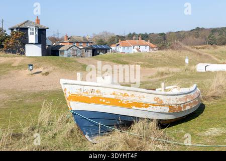 Barche da pesca e capanne da pesca sulla spiaggia di Sizewell Gap, Suffolk, Inghilterra, Regno Unito Foto Stock