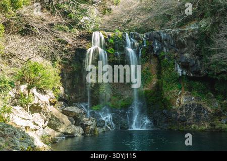 Scenario delle cascate Cheonjiyeonpokpo, una cascata sull'isola di Jeju, Corea del Sud Foto Stock