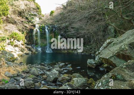 Scenario delle cascate Cheonjiyeonpokpo, una cascata sull'isola di Jeju, Corea del Sud Foto Stock
