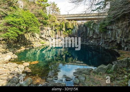 Scenario delle cascate Cheonjiyeonpokpo, una cascata sull'isola di Jeju, Corea del Sud Foto Stock