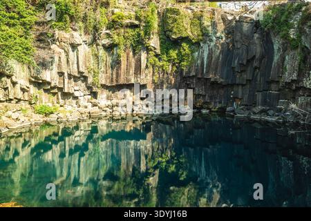 Scenario delle cascate Cheonjiyeonpokpo, una cascata sull'isola di Jeju, Corea del Sud Foto Stock