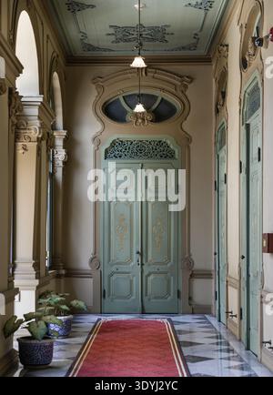 Bangkok, Thailandia - 2 marzo 2025 - questa prospettiva di un corridoio del Palazzo Phrom di Bang Khun mette in risalto una fusione di stili classici europei e barocchi. Foto Stock
