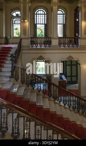 Bangkok, Thailandia - 2 marzo 2025 - l'interno del Palazzo Bang Khun Phrom fonde magistralmente stili barocchi e rinascimentali, dove un cremisi-d Foto Stock