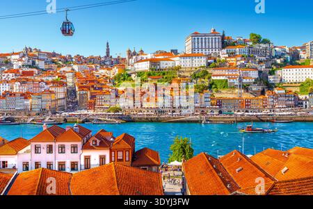 Vista panoramica della città di Porto in una splendida giornata estiva. Porto, Portogallo. Foto di alta qualità Foto Stock