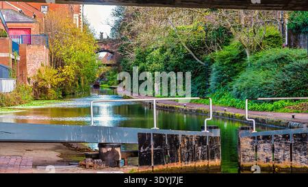 Una vista davanti a un cancello di blocco sullo Shropshire Union Canal nella città di Chester, Cheshire, Regno Unito Foto Stock