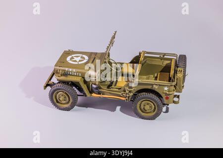 Vista ravvicinata del modello verde di jeep Willys MB USA con telecomando militare isolato su sfondo grigio. Foto Stock