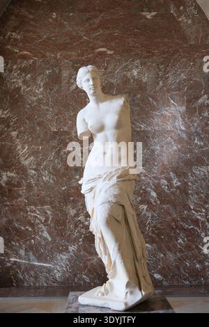Parigi, Francia - 4 ottobre 2025: Intera opera dell'antica scultura greca Venere di Milo all'interno del Museo del Louvre Foto Stock