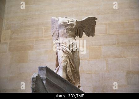 Parigi, Francia - 4 ottobre 2025: Vittoria alata di Samotracia al Louvre Foto Stock