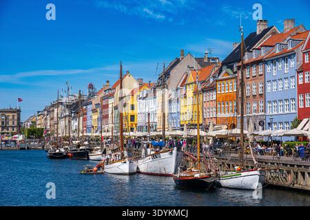 Porto di Nyhavn con case storiche colorate e barche tradizionali lungo il canale sul lungomare di Copenaghen, Danimarca Foto Stock