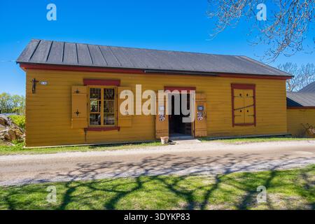 Storico edificio di caserme in legno presso la fortezza marina di Suomenlinna sull'isola fortificata di Helsinki, Finlandia Foto Stock