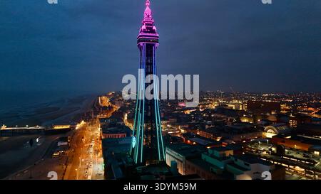 Vista aerea notturna della Blackpool Tower illuminata con luci colorate a Blackpool, Lancashire, Inghilterra, Regno Unito Foto Stock