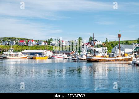 Husavik Islanda 6 luglio. 2025: barche nel porto della città in una giornata estiva di sole Foto Stock