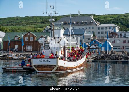 Husavik Islanda 6 luglio. 2025: barche nel porto della città in una giornata estiva di sole Foto Stock
