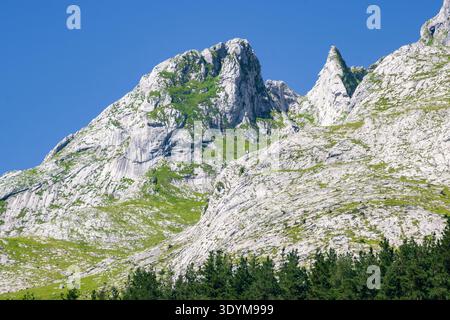 Paesaggio panoramico dalla cima del Monte Andasto nel Parco naturale di Urkiola, Paesi Baschi, Spagna. Foto Stock
