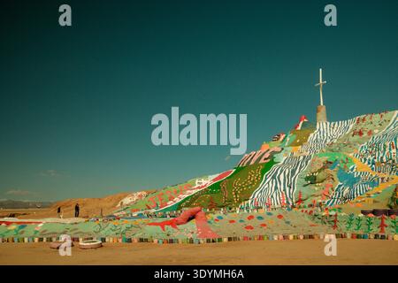Salvation Mountain, una colorata installazione di arte popolare religiosa creata da Leonard Knight vicino a Slab City nel deserto del Colorado in California, Stati Uniti. Foto Stock