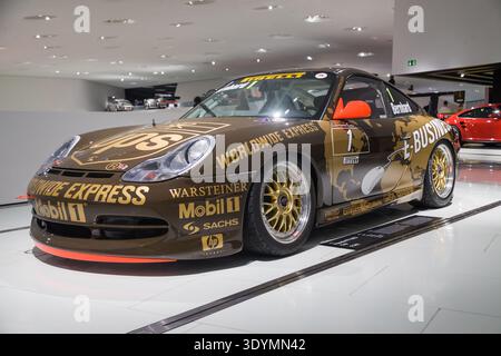 Stoccarda, Germania - 7 dicembre 2025: Porsche 911 GT3 Cup 996 dal 1999 in mostra al Porsche Museum di Stoccarda. Auto da corsa costruite in fabbrica Foto Stock
